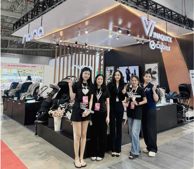 Đội ngũ nhân viên tư vấn tại showroom. Ảnh: Vinaquick