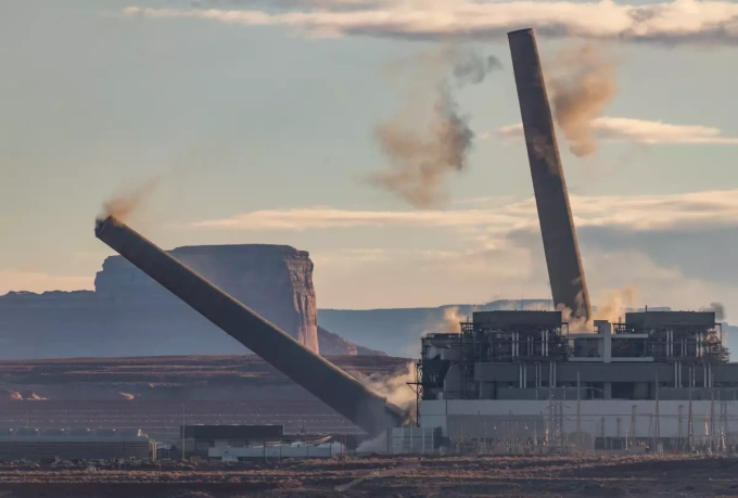 Hai trong số ba ống khói than tại Nhà máy điện Navajo, Page, bang Arizona, Mỹ, năm 2020. Ảnh: LA Times