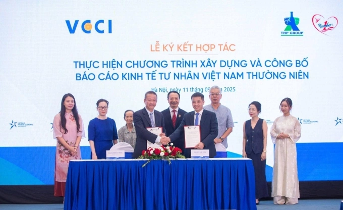 Đại diện Công ty Tân Hiệp Phát và Liên đoàn VCCI tại lễ ký kết hợp tác. Ảnh: VCCI