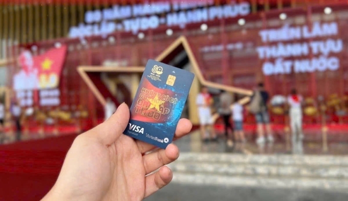 Thẻ VietinBank Visa Signature phiên bản giới hạn kỷ niệm 80 năm Quốc khánh. Ảnh: VietinBank