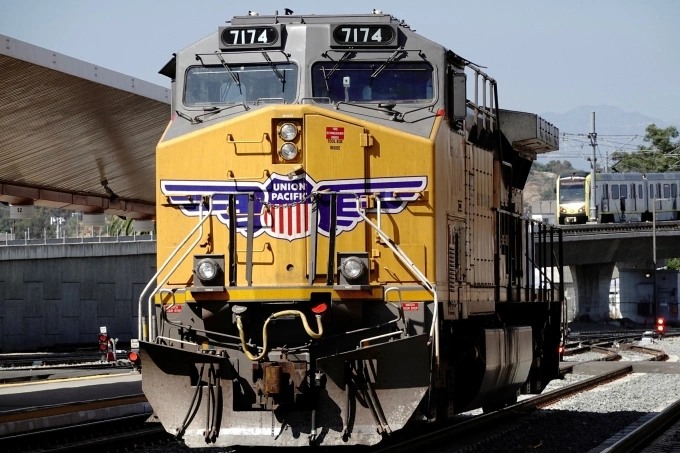 Một đầu máy tàu hàng của Union Pacific tại Los Angeles. Ảnh: Reuters
