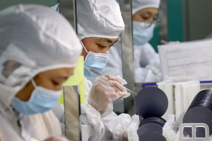 Công nhân sản xuất chip tại một nhà máy bán dẫn ở tỉnh Giang Tô, Trung Quốc năm 2021. Ảnh: AFP