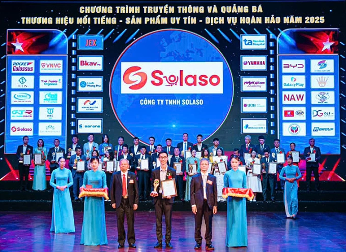 Đại diện Solaso nhận giải thưởng. Ảnh: Solaso