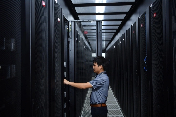 Nhân viên làm việc tại Trung tâm dữ liệu Viettel Hòa Lạc. Ảnh: Viettel IDC