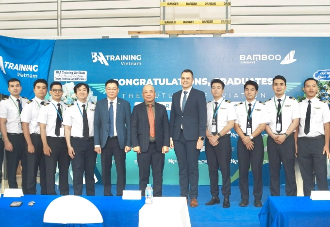 Các học viên khóa MPL đầu tiên tại Việt Nam chụp ảnh kỷ niệm cùng lãnh đạo Cục Hàng không, BAA Training Vietnam và Bamboo Airways. Ảnh: Bamboo Airways