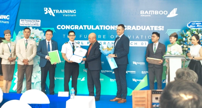 Phó Cục trưởng Cục Hàng không Hồ Minh Tấn (chính giữa), cùng lãnh đạo BAA Training Vietnam và Bamboo Airways trao các chứng nhận cho học viên. Ảnh: Bamboo Airways