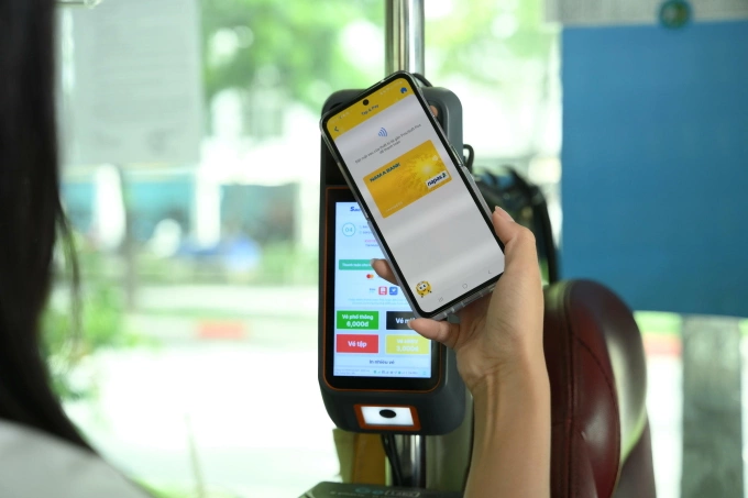 Một số ngân hàng đã triển khai số hóa thẻ Napas cho phép chạmthanh toán vé xe bus. Ảnh: Napas