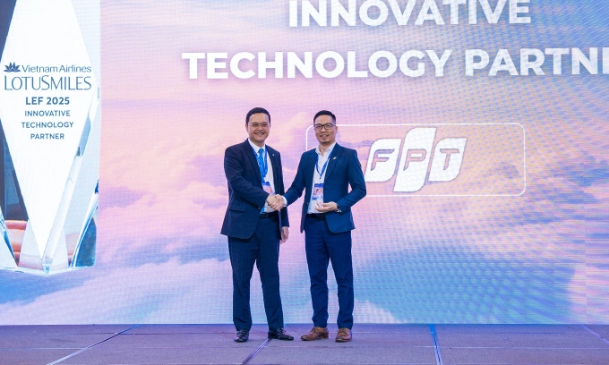 Giám đốc Lotusmiles Nguyễn Sỹ Thành (bìa trái) vinh danh FPT là đối tác công nghệ sáng tạo. Ảnh: FPT