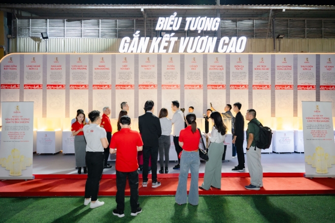 Người tham dự tương tác tại khu vực trưng bày bộ sưu tập Viên đá biểu tượng. Ảnh: Sabeco