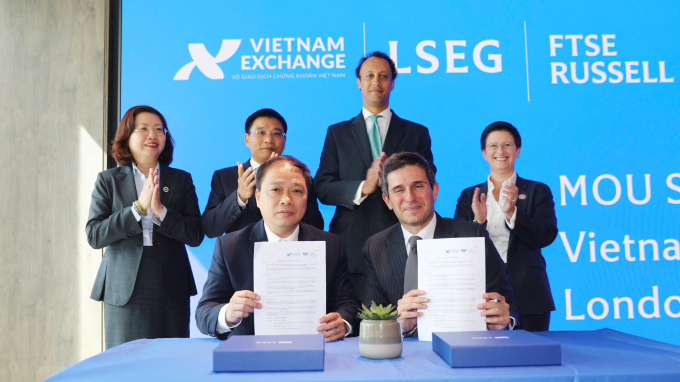 Đại diện Sở giao dịch chứng khoán Việt Nam (VNX) ký kết Biên bản ghi nhớ (MOU) với Công ty FTSE International Limited (FTSE), ngày 15/9. Ảnh: MOF