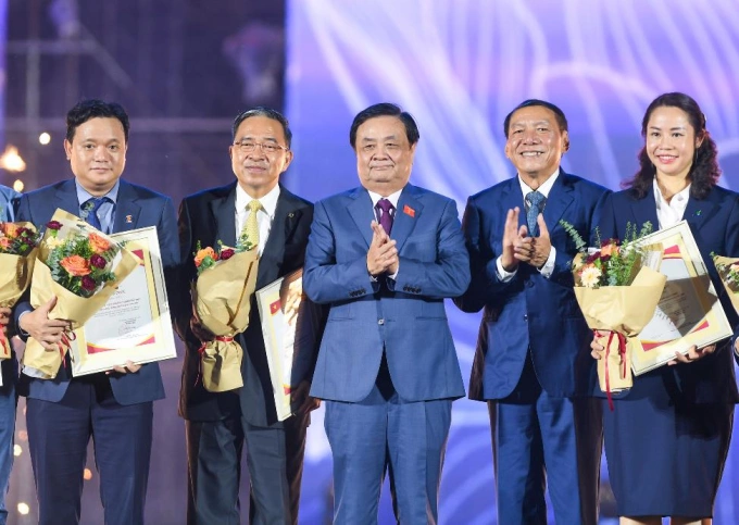 Ông Phạm Thiếu Hoa - đại diện Tập đoàn Vingroup (thứ hai từ trái sang) nhận giải thưởng Không gian trưng bày tiêu biểu tại Lễ bế mạc Triển lãm Thành tựu đất nước