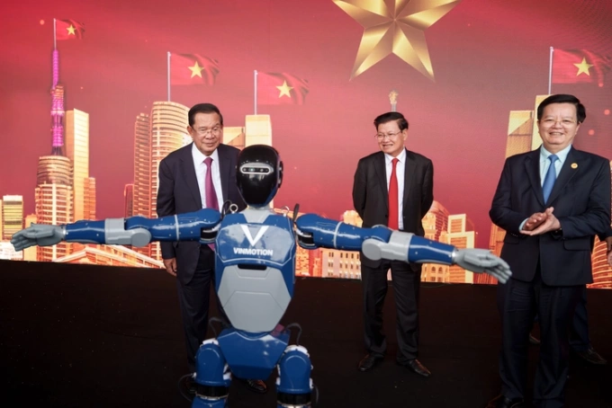 Dàn robot make-in-Vietnam của VinMotion đã có vinh dự giao lưu trực tiếp với Tổng Bí thư, Chủ tịch nước Lào Thongloun Sisoulith và Chủ tịch Đảng Nhân dân Campuchia Hun Sen
