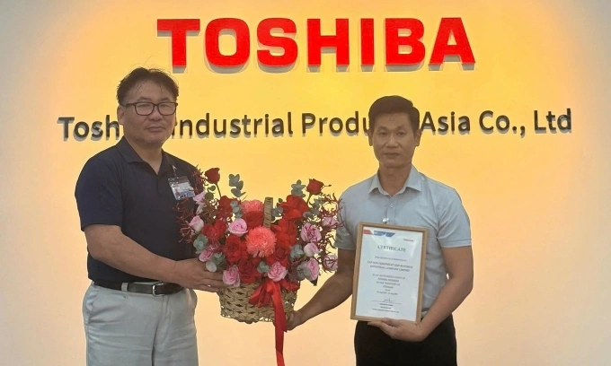 Ông Yamanaka Hajime, Tổng Giám đốc TIPA (bìa trái) trao chứng nhận đại lý chính thức máy biến tần Toshiba tại thị trường Việt Nam cho đại diện Công ty Lập Sơn. Ảnh: Lập Sơn