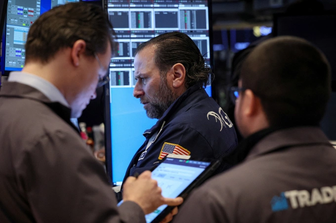Nhân viên giao dịch tại sàn chứng khoán New York ngày 7/22024. Ảnh: Reuters