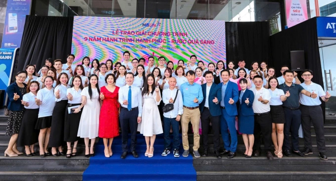 Khách hàng và nhân viên MB Life chụp ảnh lưu niệm tại lễ trao giải. Ảnh: MB Life