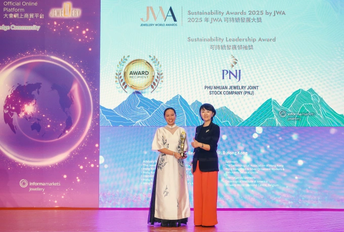 Bà Trần Phương Ngọc Thảo, Phó chủ tịch HĐQT PNJ nhận chứng nhận từ đại diện ban tổ chức. Ảnh: Tuấn Vũ