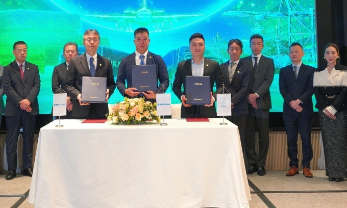 Ba doanh nghiệp ký kết hợp tác lập liên minh Nhật - Việt lập Mekong Logistics Hub tại TP HCM tối 18/9. Ảnh: Thi Hà