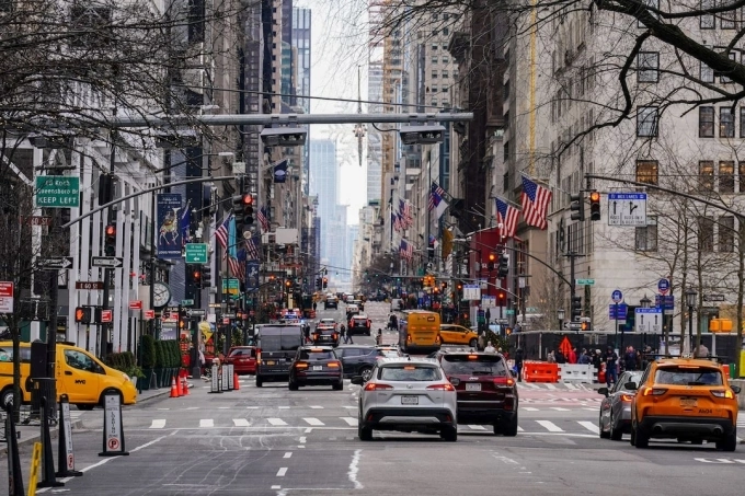 Xe cộ trên Đại lộ số 5 tại thành phố New York (Mỹ). Ảnh: Reuters