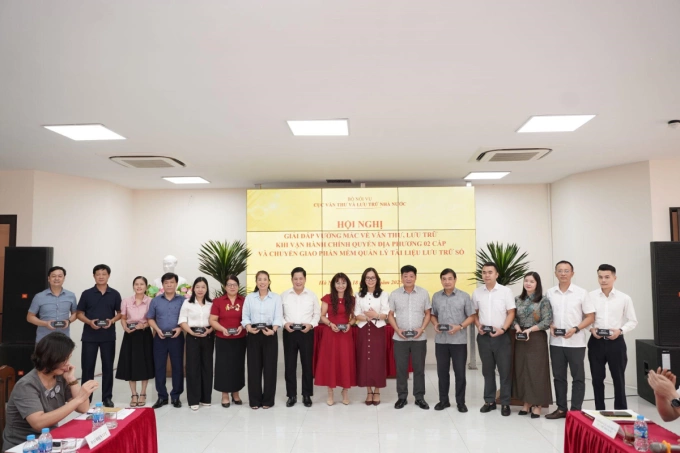 FPT trao tặng phần mềm số hóa tài liệu FPT iSOMA cho đại diện 15 tỉnh, thành phố phía Bắc. (Ảnh: FPT)