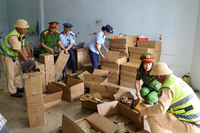 Lực lượng liên ngành kiểm tra kho hàng tập kết bánh trung thu ở phường Trường Vinh, chiều 17/9. Ảnh: Công an cung cấp