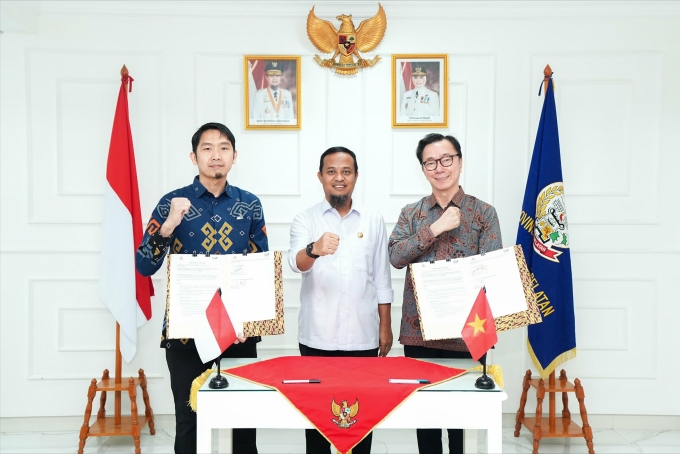 Lễ ký kết hợp tác có sự tham dự của ông Andi Sudirman Sulaiman, Thống đốc tỉnh Nam Sulawesi (đứng giữa), và các lãnh đạo cấp cao của hai doanh nghiệp. Ảnh: Vingroup