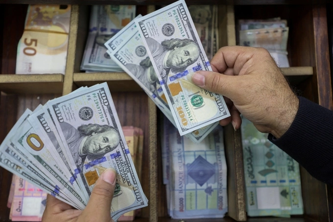 Tiền giấy dollar Mỹ trong một quầy đổi tiền ở Lebanon. Ảnh: Reuters
