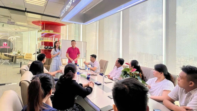 Đại diện Lucky shop gặp gỡ và chia sẻ với các đối tác. Ảnh: Lucky Shop