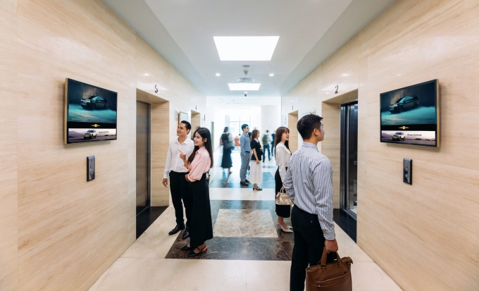 Hệ thống màn hình quảng cáo tòa nhà của đơn vị. Ảnh: Chicilon Media