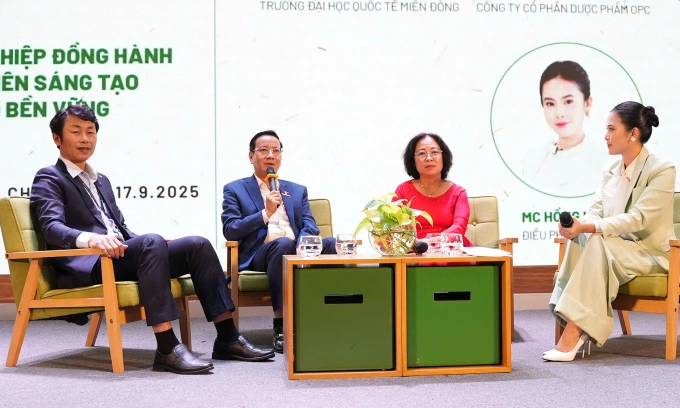 Từ trái sang, TS Nguyễn Thanh Trọng, Phó hiệu trưởng Trường Đại học Quốc tế Miền Đông; ông Nguyễn Đình Tùng, Chủ tịch kiêm Tổng giám đốc Vina T&T Group; bà Lê Thị Thúy Anh, Phó tổng giám đốc OPC tại phiên tọa đàm trong chương trình Uni Tour. Ảnh: Sỹ Nam