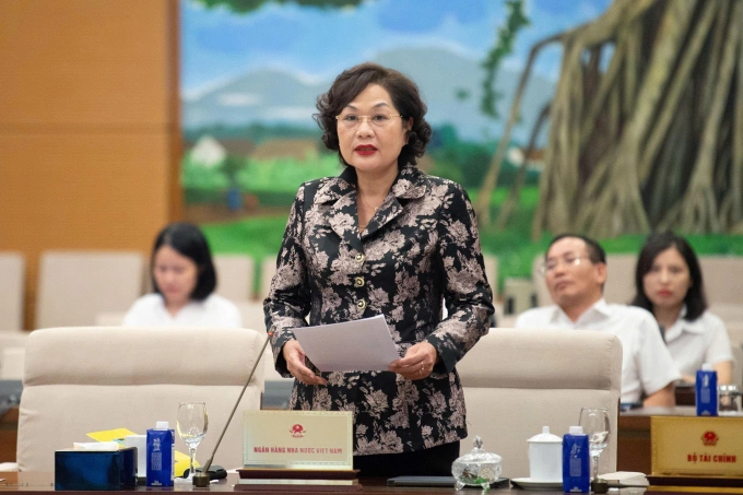 Thống đốc Ngân hàng Nhà nước Nguyễn Thị Hồng trình bày Tờ trình tại phiên họp, ngày 22/9. Ảnh: Cổng TTĐT Quốc hội