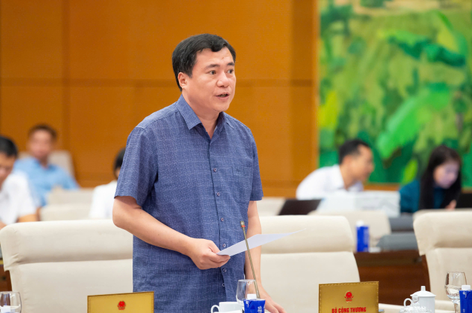 Thứ trưởng Bộ Công Thương Nguyễn Sinh Nhật Tân trình bày Tờ trình tại phiên họp, ngày 22/9. Ảnh: Cổng TTĐT Quốc hội