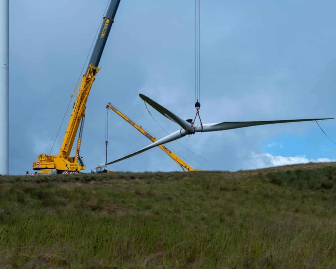 Cánh turbin được tháo dỡ tại trang trại gió Hagshaw Hill, Scotland, tháng 9. Ảnh: The Guardian