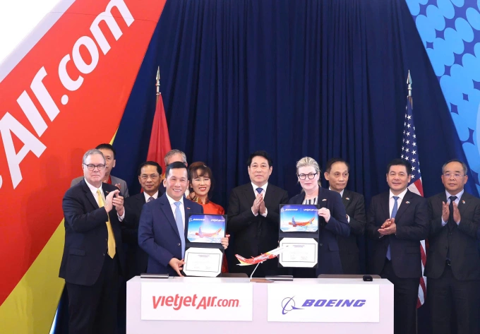 Lễ ký kết bàn giao máy bay giữa Boeing và Vietjet có sự chứng kiến của Chủ tịch nước Lương Cường (thứ 5 từ phải sang). Ảnh: Quang Nguyễn