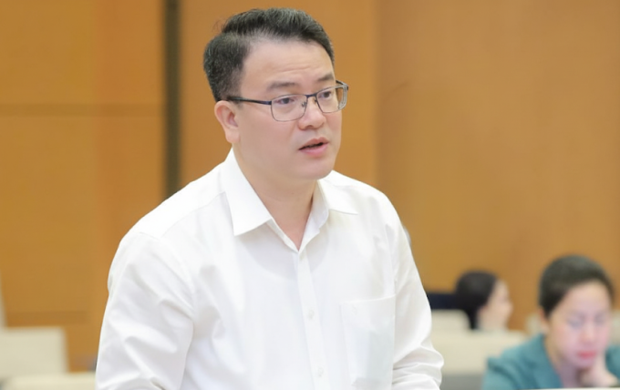 Thứ trưởng Tài chính Trần Quốc Phương trình bày tờ trình tại phiên họp, sáng 22/9. Ảnh: Trung tâm báo chí Quốc hội