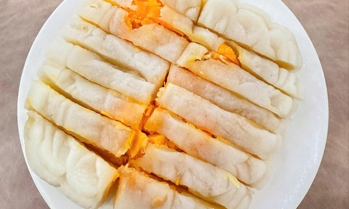 Bánh dẻo sen nhuyễn 4 trứng muối được các cửa hàng TP HCM nhập về bán. Ảnh: Nhân vật cung cấp