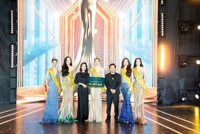 Đại diện CCHIC chụp lưu niệm cùng top 5 Miss Grand Vietnam 2025. Ảnh: MGVN