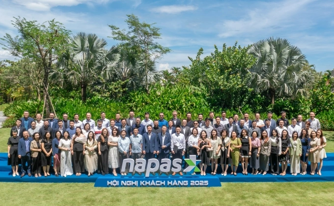 Ban lãnh đạo Napas và đại diện của hơn 40 đơn vị Trung gian thanh toán tham dự Hội nghị Khách hàng Napas 2025. Ảnh: Napas