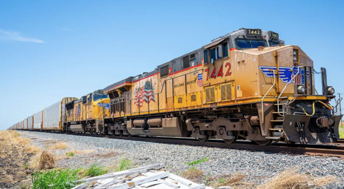 Một chuyến tàu chở hàng của Union Pacific di chuyển qua Hutto, Texas.