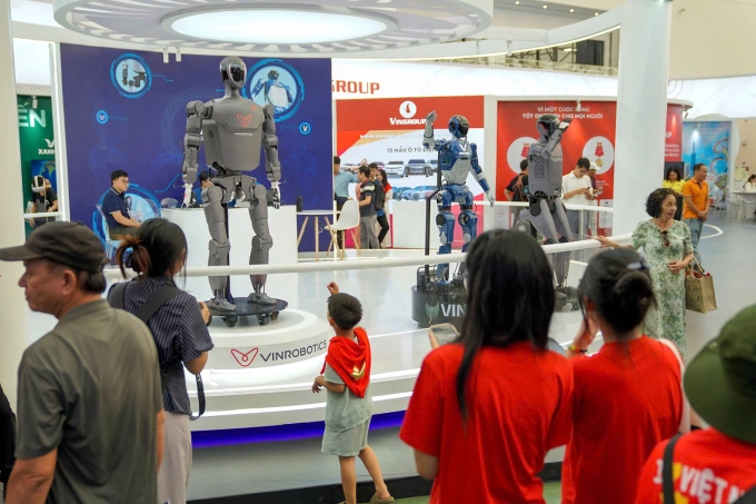 Một số mẫu robot do Vingroup sản xuất được giới thiệu tại triển lãm 80 năm hành trình Độc lập - Tự do - Hạnh phúc . Ảnh: Nguyễn Đông.