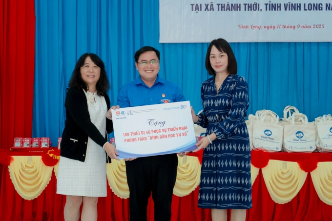 Đại diện các bên Công ty CloudMosa, Tỉnh đoàn tỉnh Vĩnh Long và Quỹ Hỗ trợ Cộng đồng Đinh Thiện Lý tại chương trình