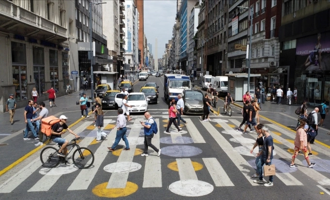Người dân đi lại trên đường phố Buenos Aires tháng 11/2023. Ảnh: Reuters