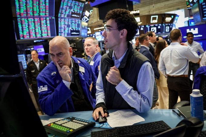 Nhân viên giao dịch trên sàn chứng khoán New York (NYSE). Ảnh: Reuters