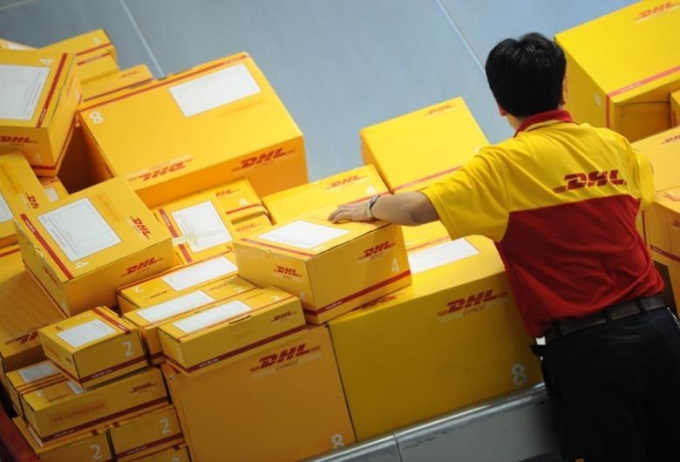 Nhân viên DHL đang kiểm tra bưu kiện. Ảnh: DHL