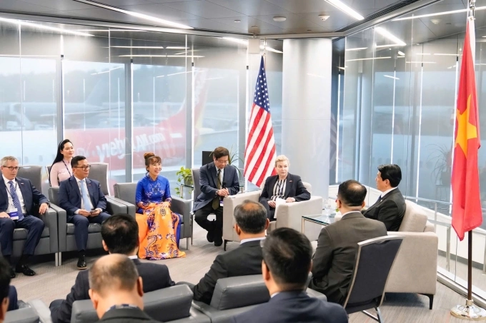 Các đại biểu tại trụ sở Boeing ngày 21/9. Ảnh: Quang Nguyễn