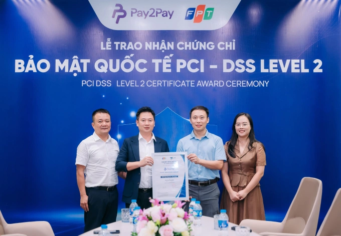 Đại diện Pay2Pay nhận chứng chỉ PCI DSS 4.0.1 Level 2. Ảnh: Pay2Pay