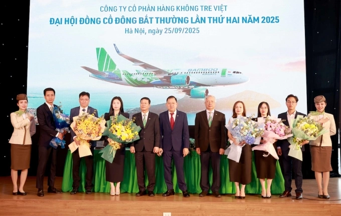 Ba thành viên HĐQT mới của Bamboo Airways, gồm ông Bùi Quang Dũng (ngoài cùng bên trái), ông Trương Phương Thành (thứ 2 từ trái), bà Phùng Thị Phương Thảo (thứ 3 từ trái). Ảnh: Bamboo Airways