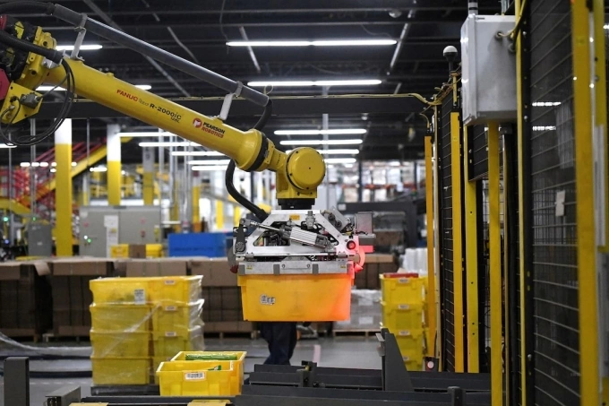 Cánh tay robot trong một kho hàng của Amazon ở Maryland (Mỹ). Ảnh: Reuters