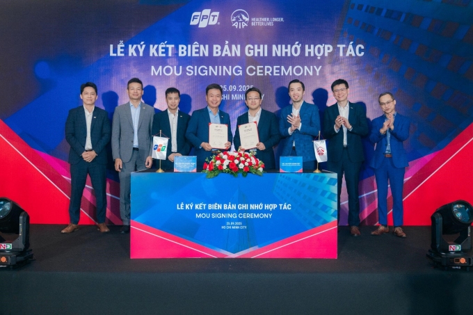 Đại diện Tập đoàn FPT (trái) và AIA Việt Nam tại lễ ký kết. Ảnh: FPT