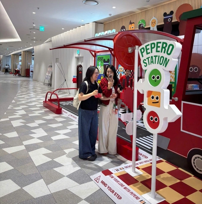 Khách tham quan và chụp hình tại Pepero Pop-up Store. Ảnh: Pepero