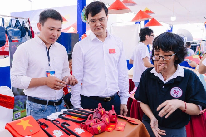 Bộ sưu tập Việt Nam ơi được trưng bày tại gian hàng của Hội Thanh niên khuyết tật Việt Nam. Trưng bày từ 28/8-15/9 Nguồn: do nhân vật (Anh Nguyễn Văn Phúc) cung cấp